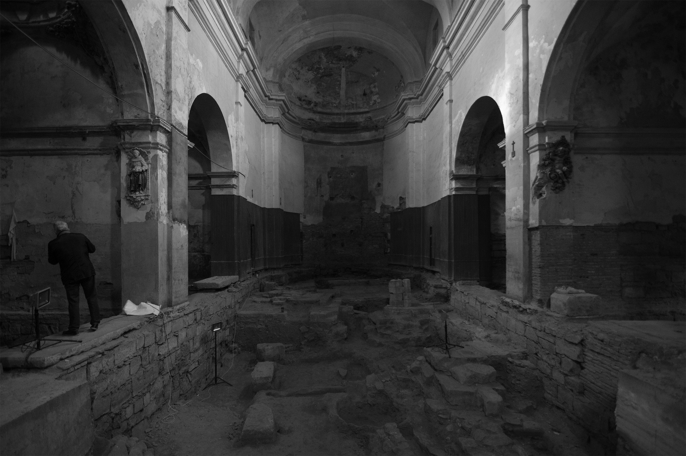 Estado previo en ruinas del interior de la iglesia de San Nicolás en blanco y negro
